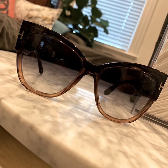 Tom ford Anoushka cat eye sunglasses. Great condition. - Picture 2 of 8